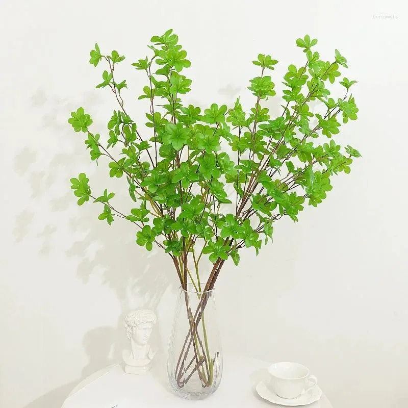 Flores decorativas planta artificial falsa en el suelo verde colgante reloj de colgantes caballo de madera borracha decoración interior de la sala de estar
