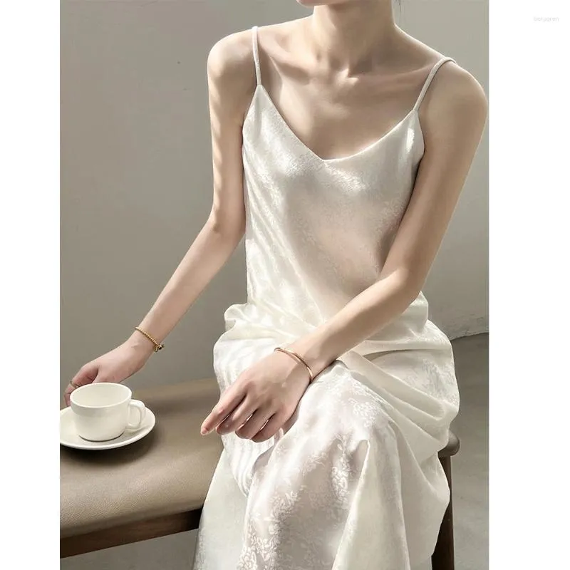 Sukienki swobodne 2024 Kobiety A-line Jacquard Długie sukienka bez rękawów Satynowy materiał Sqaghetti Elegancki vintage Summer Maxi