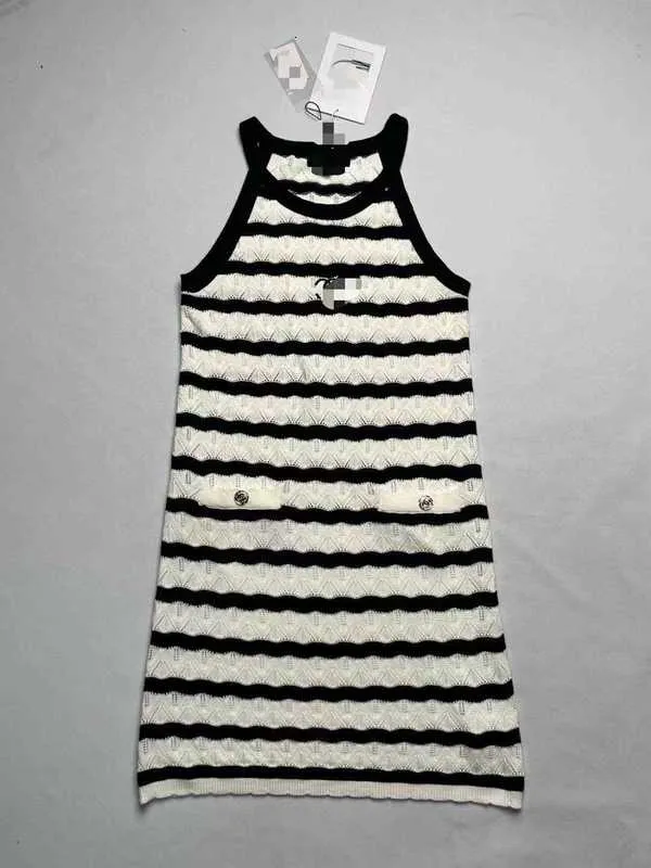 Basic Casual Kleider Designer 2024 Frühling/Sommer Neues Schwarz -Weiß -Streifenstiltemperament mit vielseitigem Frauen -Tanktop -Kleid 3L12