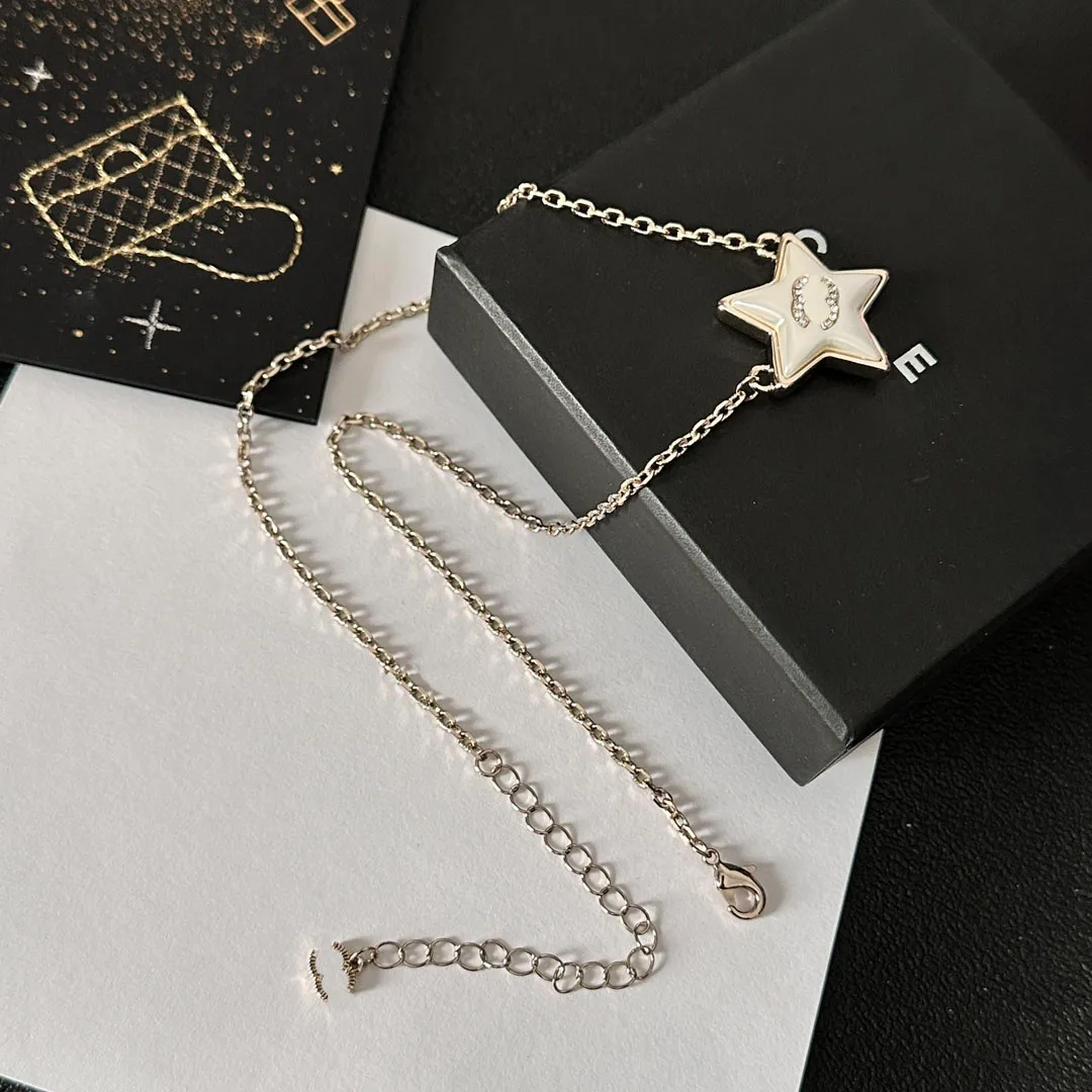 Boutique Desigeri di collana a placcata dorata 18K Classic a forma di star a forma di pendenza versatile alla moda collana di diamanti di alta qualità con un regalo squisito in scatola