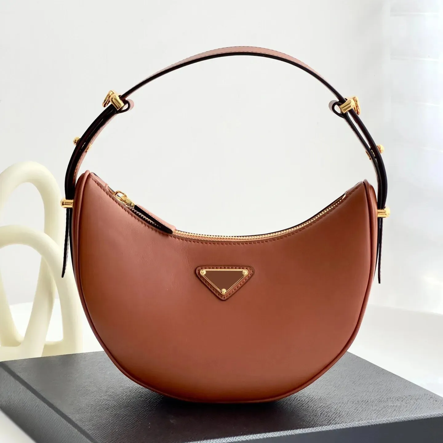 10a Cleo Shoulder Designer bag for woman Luxurys crescent moon triangle armpit Bag strap man tote purse and handbag Crossbody bags top Leather clutch white Bag