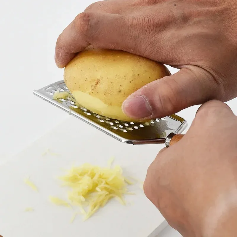 Novo Ferramenta de peeling de batata de cenoura queijo de queijo de batata com uma ferramenta de descascamento de batata de metal com maçaneta de madeira queijo queijo queijo tábua da maçaneta de madeira ralador