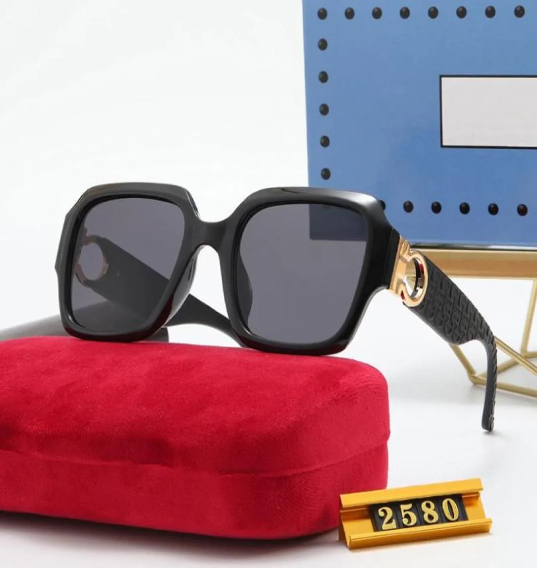 Les derniers lunettes de soleil classiques du cadre noir classiques vins à deux accessoires de mode Gold Logo noble Temperament Catwalk Show NE4756231