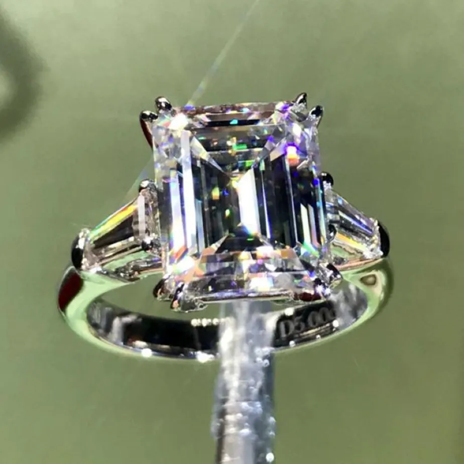 Luxury Emerald Cut 4CT Lab Lab Diamond Ring 100% Original 925 STERLING SIGNEGEG FAMICATION BAGLE DE MARIAGE SINGS POUR FEMMES BIELRIE DE BRIDAL 300G