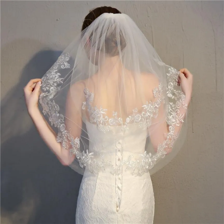 Bridal Veils korte bruiloft sluier geborduurde glitter zilveren draad bloemen kanten rim 2 -laags toegepaste gaas met kam 255i