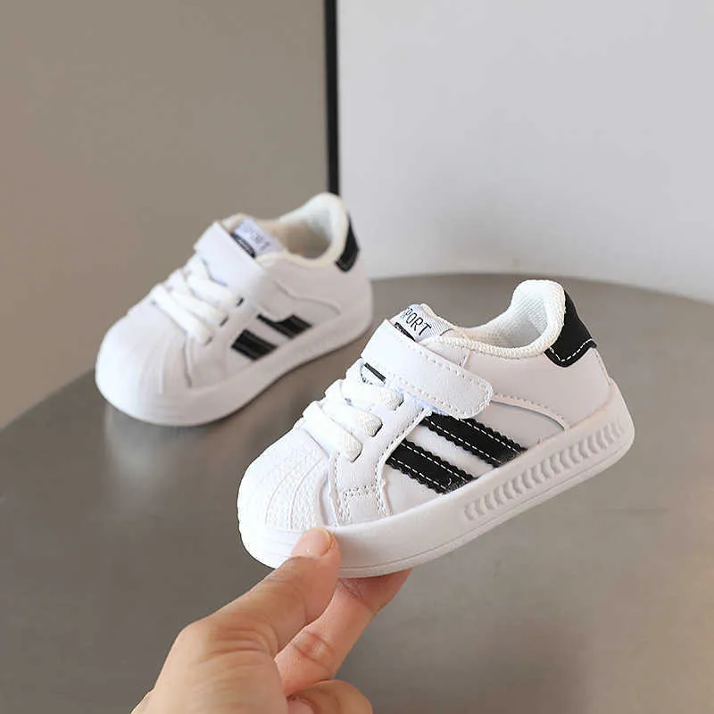 Zapatillas para niñas de zapatillas de tablero de niñas otoño masculino bebé suave soled caminar sin deslizamiento pequeño blanco h240510