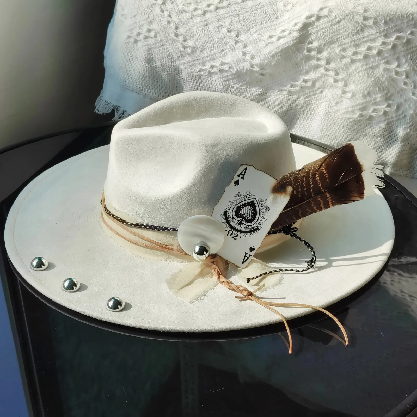 Retro mocka fedora hatt för kvinnor män fjäder tillbehör fedora hattar kyrka jazz cap panama mode party hattar hösten 2024 240510