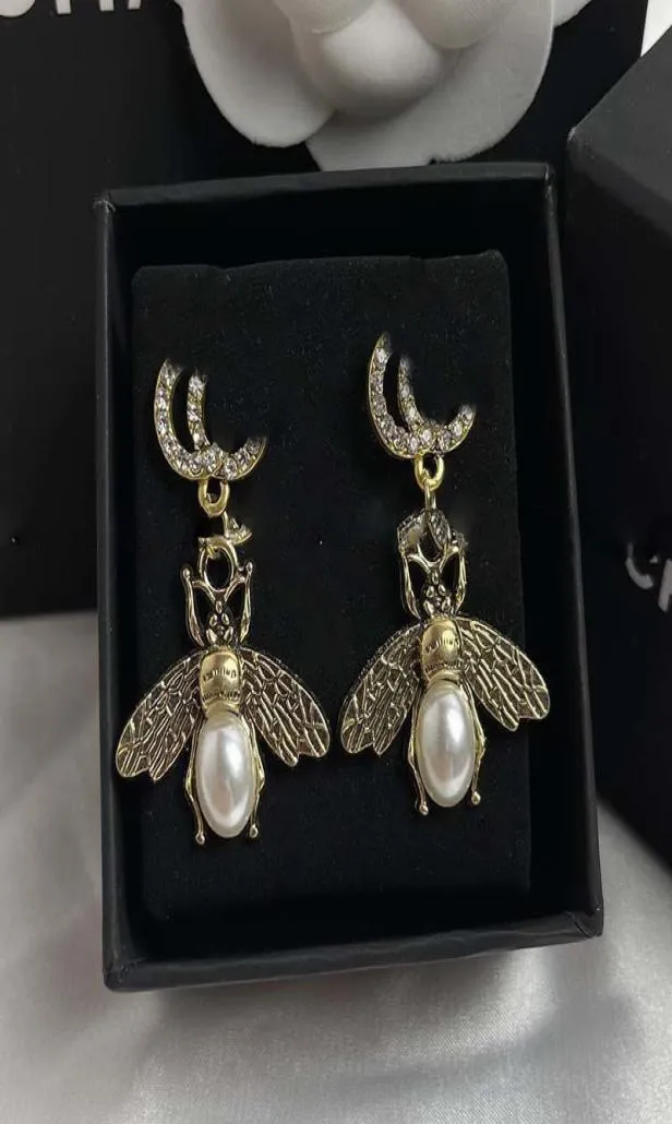 Varumärkesdesigner Orecchini Earring Women Stud Luxury Bee Pendant Pearl Rhinestone Crystal Double Letter Form 925s Silver Jewelry9602059