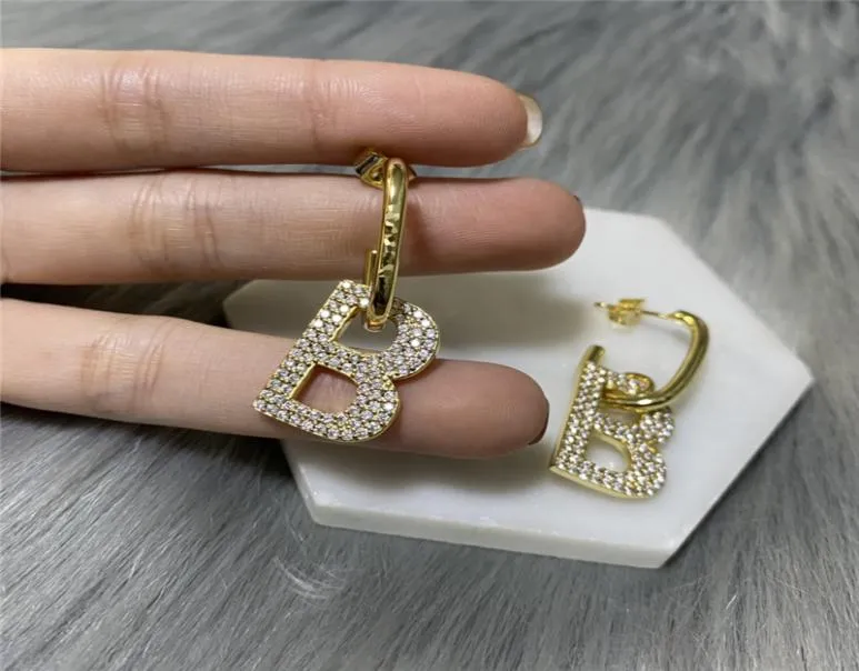 Designer Letters Charm Earring Women Rhinestone Diamond Stud Hip Hop Style Gold Earrings Ladies Hollow Out Letter Studs6249619