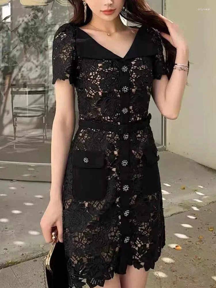 Abiti per feste in pizzo Women Women Black Dress Black Abito elegante a turno a turno a maniche corte con cerniera corta Mini vestiti vintage a petto singolo