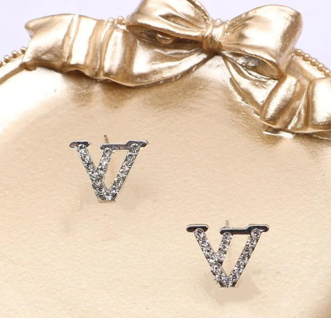 Hoge kwaliteit Designer Simple New Women Fashion Crystal Rhinestone Metal Gold Dubbele brief oorbellen voor meisjesliefhebbers sieraden hele9458361