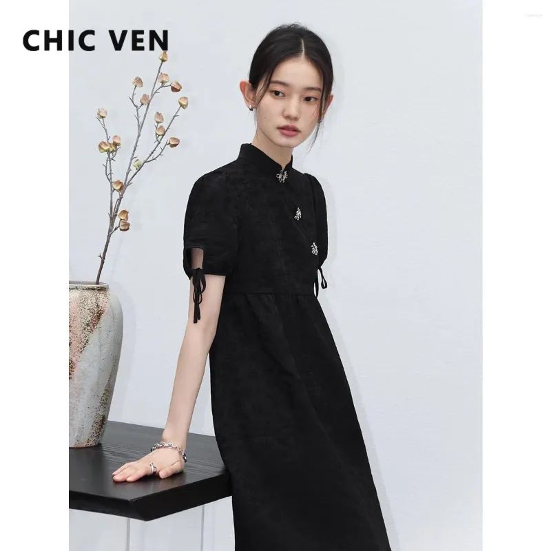 Robes de fête chic Ven Femmes Black Stand-Up Collar chinois Jacquard Bubble Brouille courte à manches moyennes Qipao Robe Summer 2024