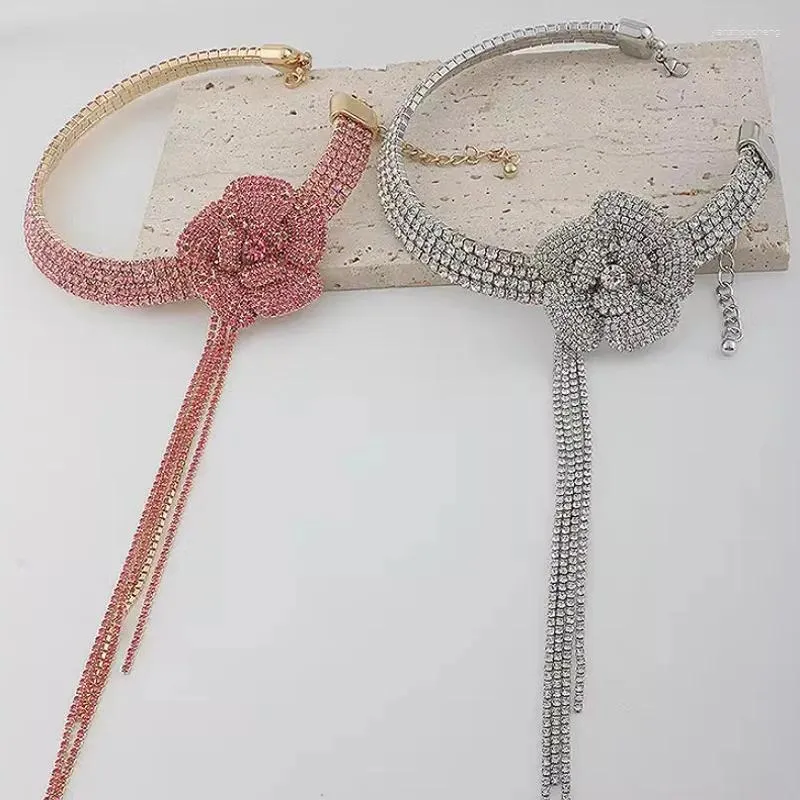 Hänge halsband lätt lyx premium strass blomma frans halsband elegant mode brud bröllop klänning middag tillbehör