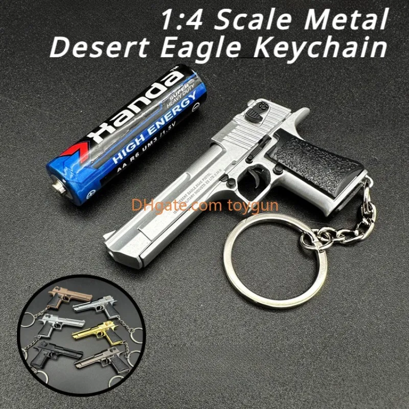1: 4 Metal Desert Eagle Toy Gun Model Mini Alloy Keychain Look Real Collection Pubg Prop Creative Portable Hangende Gift Decompression speelgoed voor jongens Volwassen verjaardagscadeaus