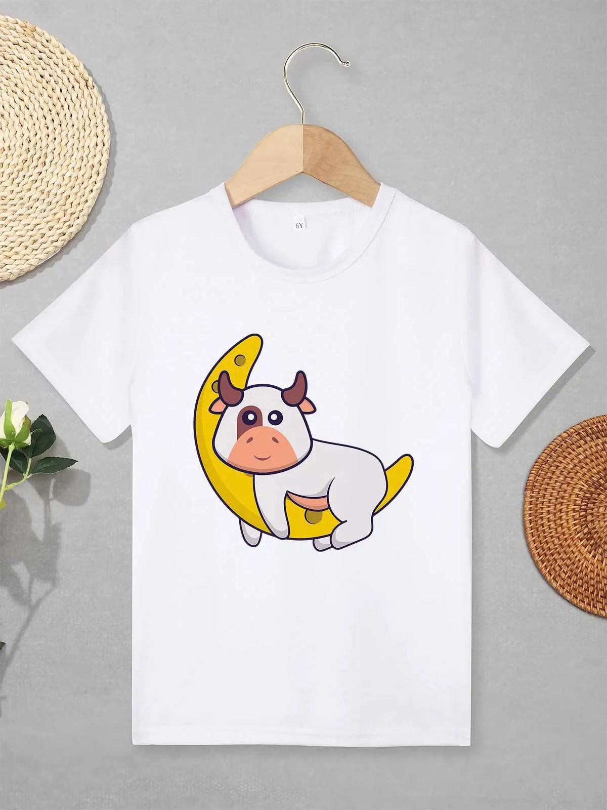 T-shirts söta ko kreativa nya barns t-shirt 2024 vår/sommar gata fritid pojkar och flickor kläder mjukt tyg o-hals grundläggande barn shirtl2405