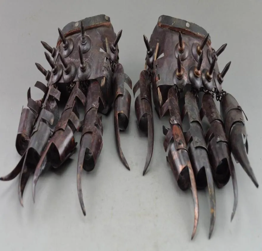 Objets de collection anciens décorés anciens gants protecteurs martelés en cuivre dans War9727767