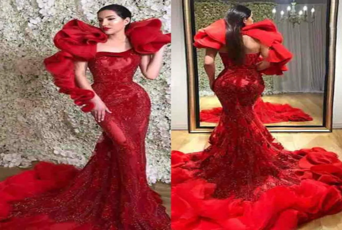 Tasarımcı Kırmızı Denizkızı Prom Elbiseler 2019 Seksi fırfırlar omuz dantel Sırtsız Gece Süpürme Treni Resmi Parti Gowns Custom Mad4285677