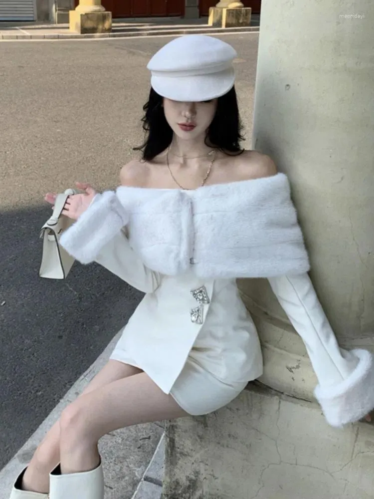 Werkjurken 2024 Autumn Winter Vrouwen Off-Shoulder Jackets Mini Skirts 2-delige set Koreaanse mode faux furnij Patchwork White Party Suit vrouw