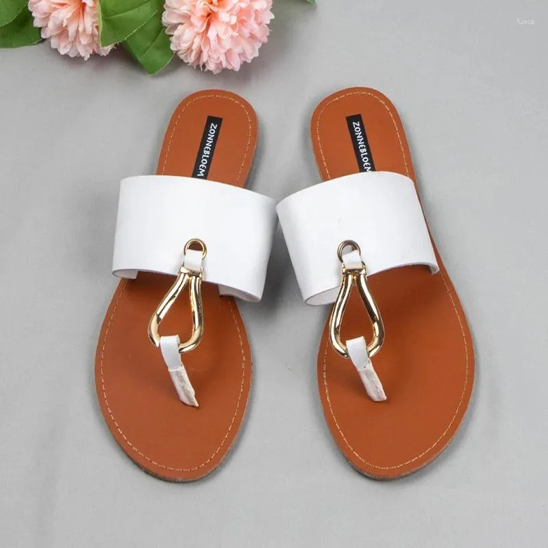 Hausschuhe Frauen Sommer Flip-Flops 2024 Trendy außerhalb von Leoparden Metalldekoration Offene Toil-Reiseschuhschuhe Flachschuhe für Frauen