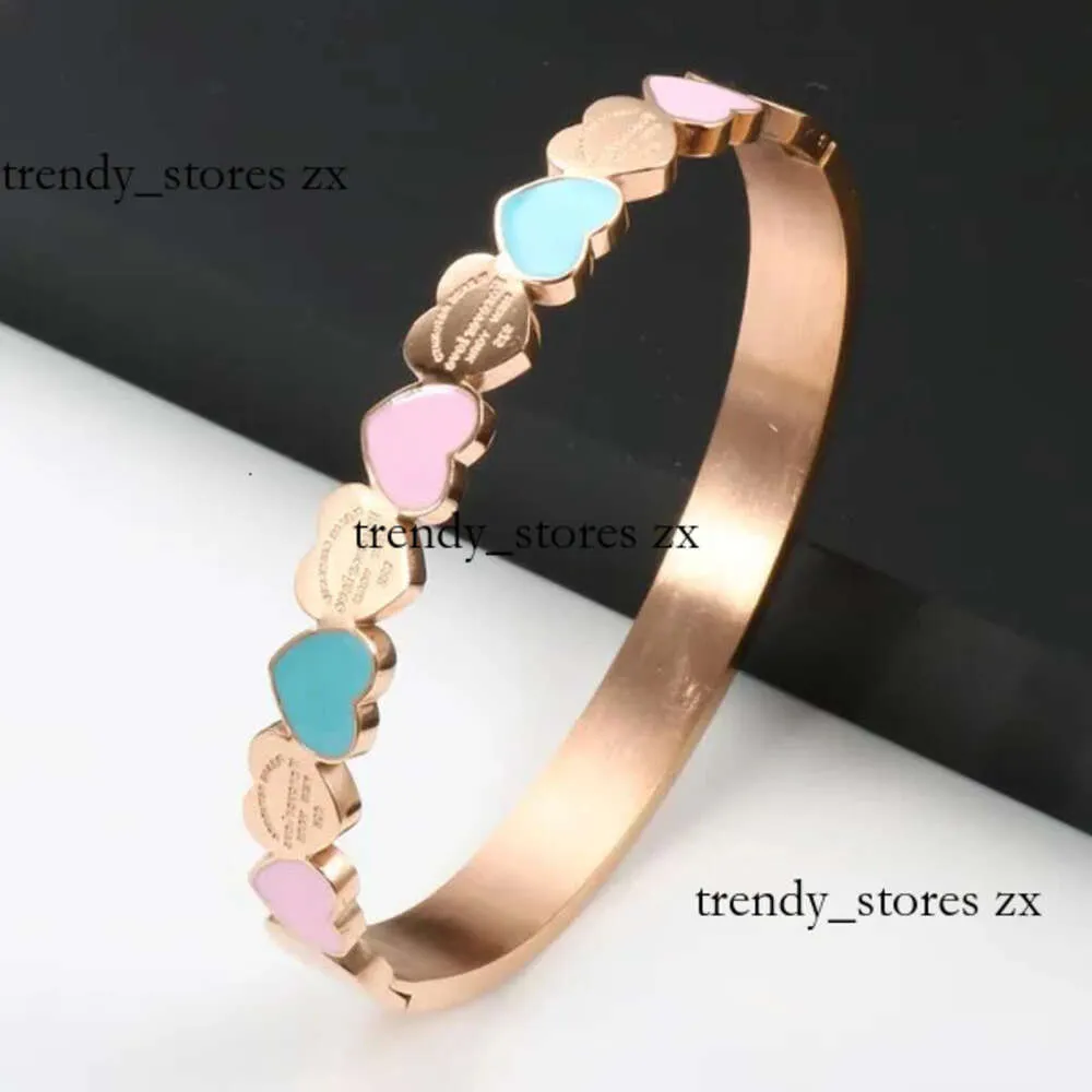 TiffanyJewelry Gold Designer Jewelry femme couleur bleu et rose émail amour pour toujours coeur Tiffanyjewelry Gold Charmbracelet 2024 Nouveaux modèles Bracelet 51