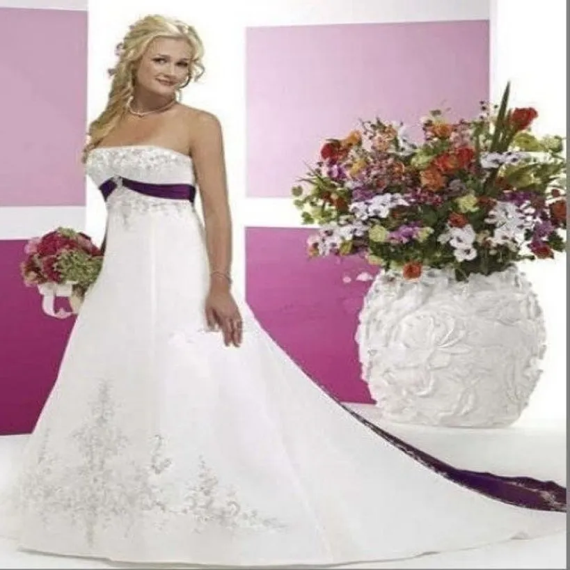 Hot Selling New Elegant White and Purple Embrowidery Bröllopsklänningar ärmlös Satin Court Train Strapless Brudklänningar 275h