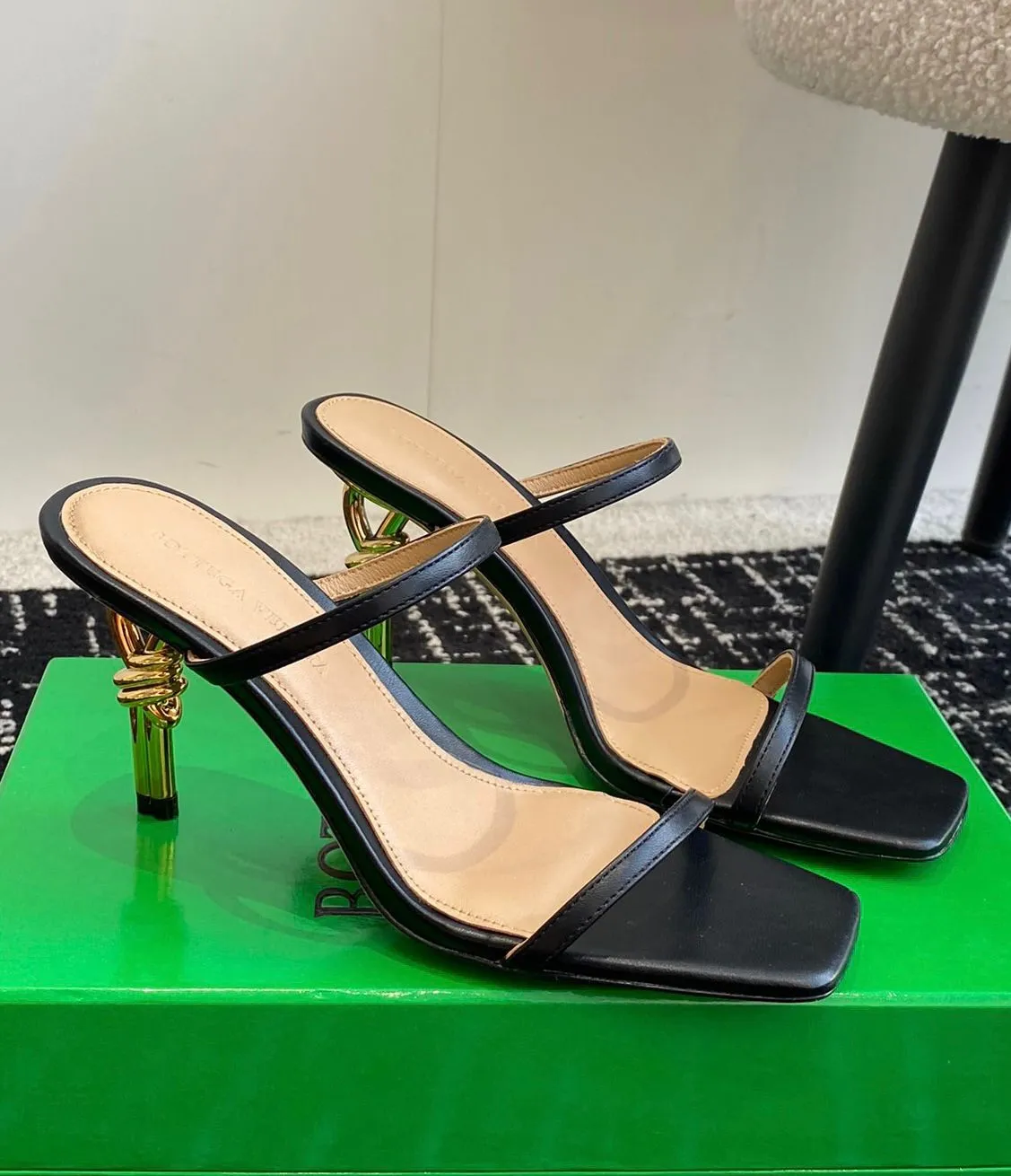 Donne di lusso Veneta sandali scarpe tacchi nodo tacchi a vitello muli nudi bianco nero tacchi alti alti tacchi sexy walking walking eu35-43