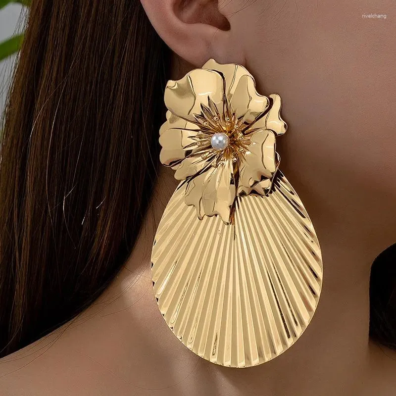 Boucles d'oreilles étalon vintage gold couleur métallique fleur personnalité féminine haut de gamme haut de giron ginkgo Tempérament des oreilles