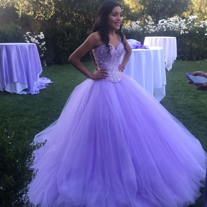 Vestidos de quinceanera de tul de tul de lavanda brillante.