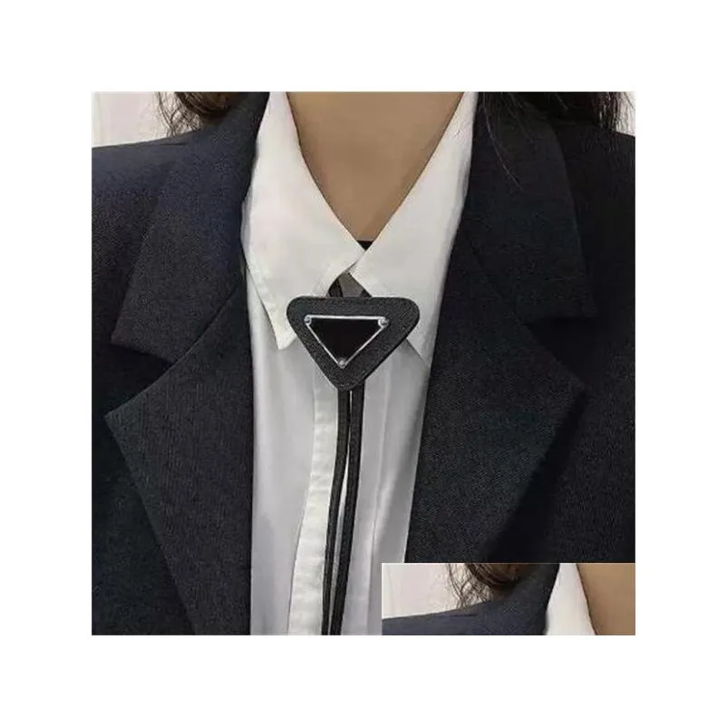 Cravat Top Designer Lies Fashion Leather Bow Mens and Womens with Motherned Letter Fur Color Couleur 4 Colours GC2461 Drop Livraison Acce Dhljk