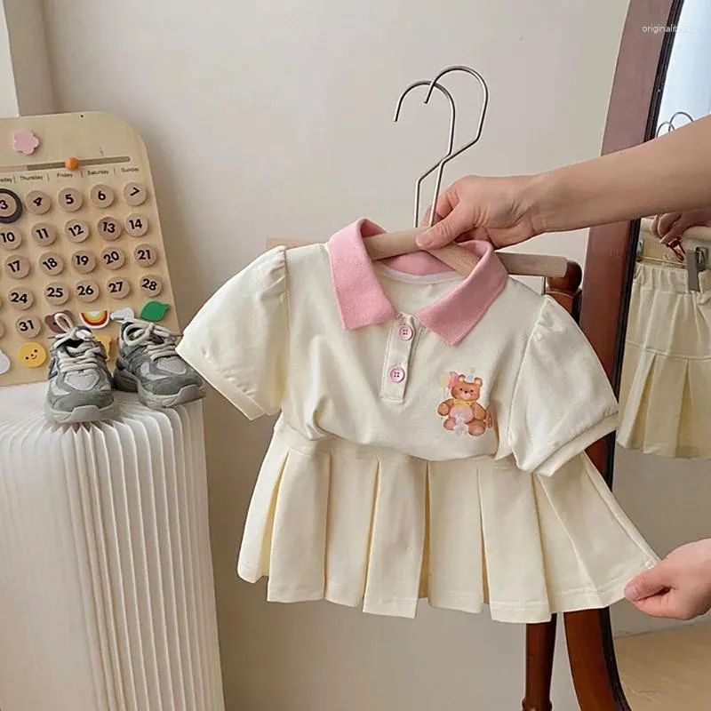 Set di abbigliamento ragazze preppy jk set per bambini estate di moda con stampa fumetto gonna pieghevole corean dolce simpatico manicotto corto a due pezzi a due pezzi