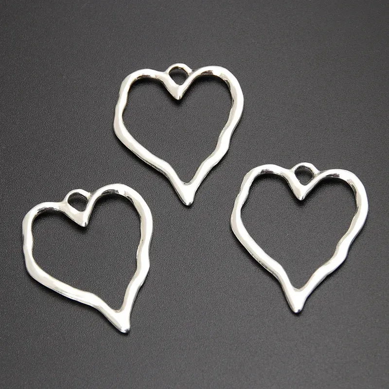 25pcs cor de prata 37x29mm Charms de coração oco para amor para joias de liga de metal artesanal DIY feitas 240507