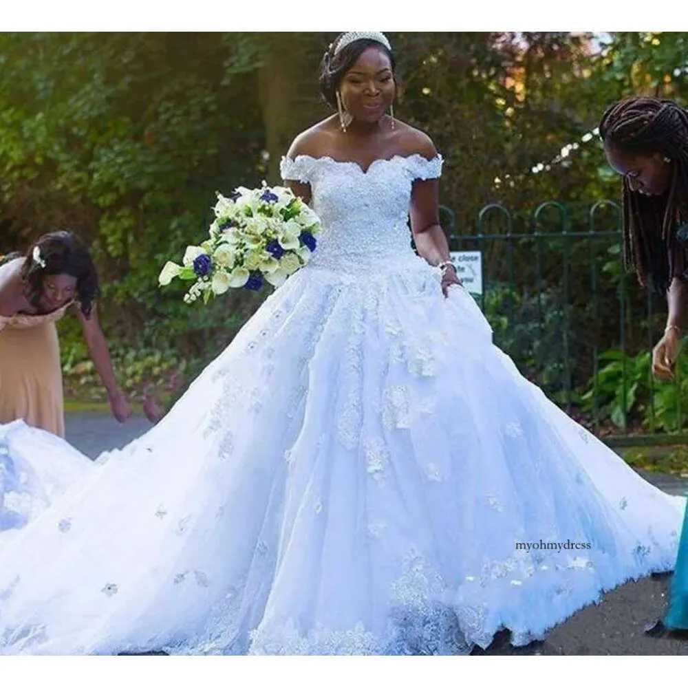 Abiti da sposa africani bianchi dalla spalla Cristalli di perline Appliques Design in pizzo abiti da sposa Vestidos P83 0510