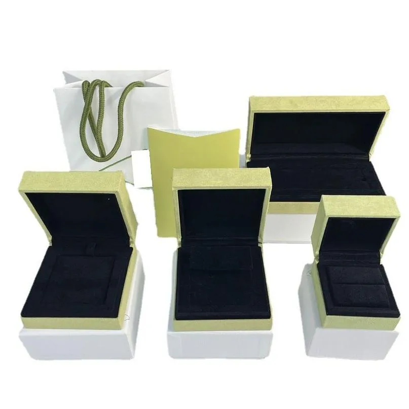 Boîtes de bijoux Luxury Clover Fashion Designer Sweet Charm Bracelets For Girls Femmes Nom de marque Bracelet Collier Boucles d'oreilles Gift Dhodh