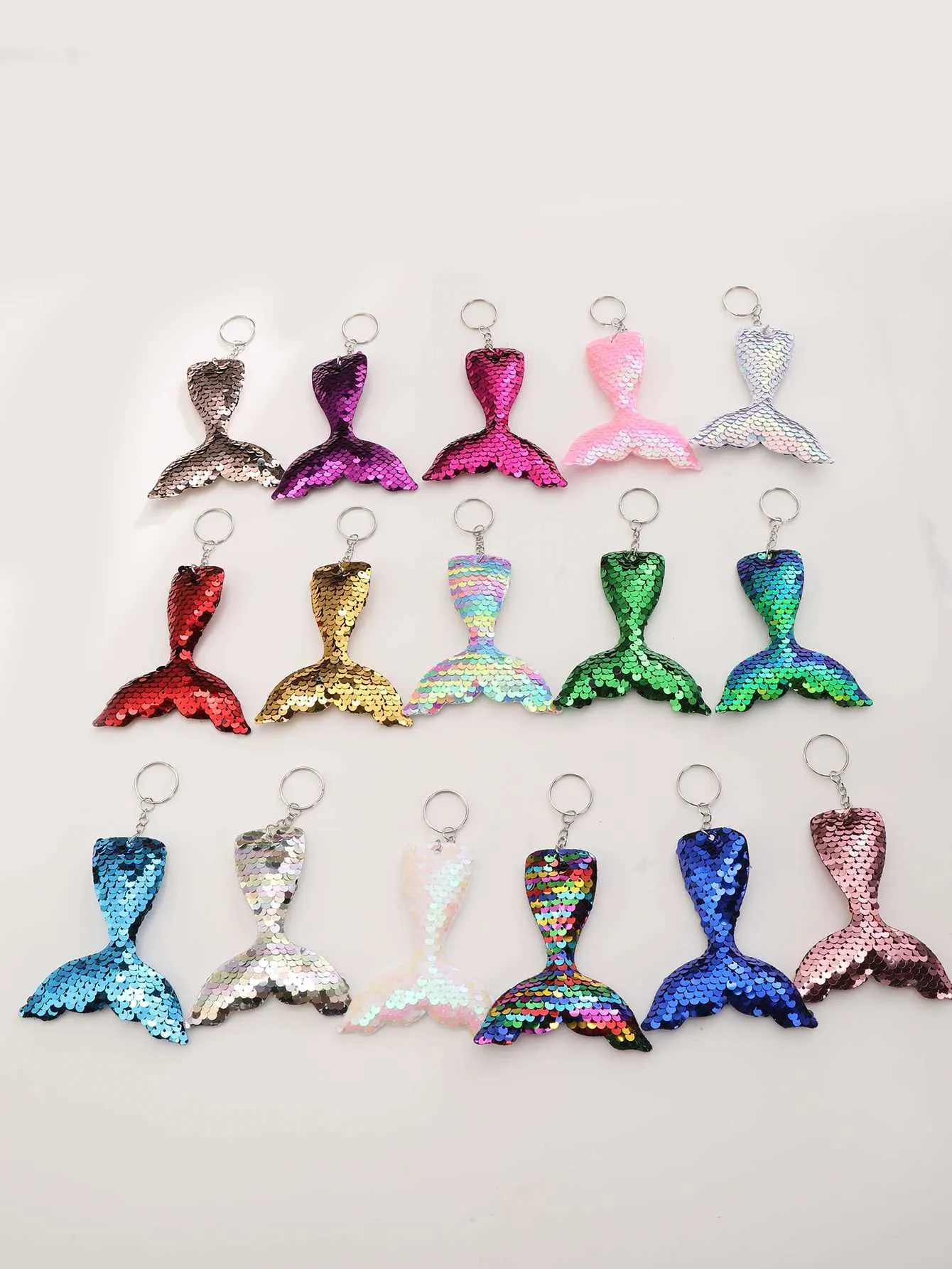 Keychains Lanyards 16 stuks sprankelende omkeerbare omkeerbare pailletten Mermaid Tail Keychain Leuke cartoonzak Keychain Decoratieve tas Charm Accessoires J240509