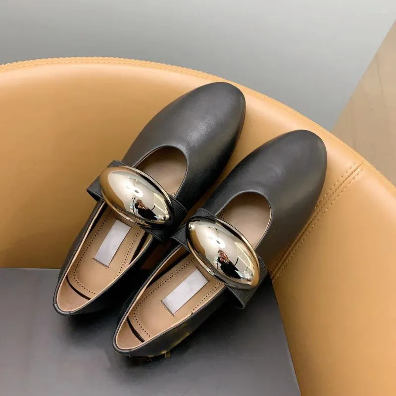 Повседневная обувь 2024 Лето-стиль сетчатые сандалии Сексуальная полая кожаная подошва черные мулы Высококачественные квартиры