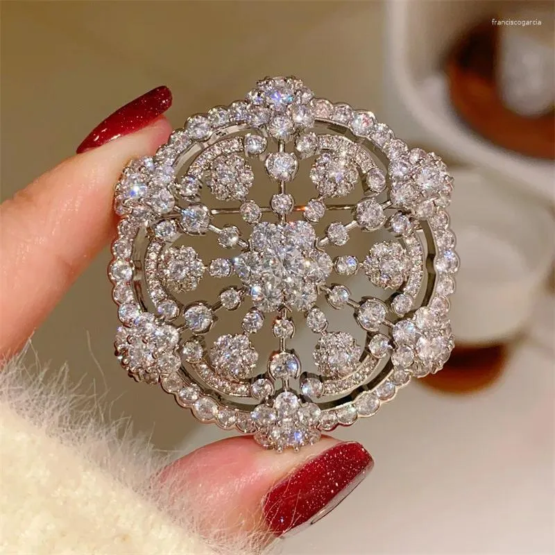 Broschen funkeln hochwertiger Weihnachtsflocken-Schneeflocken Luxus luxuriöser mikrogelegter Zirkon Geometrie Blume Corsage Jacke Anzug Accessoires Pin