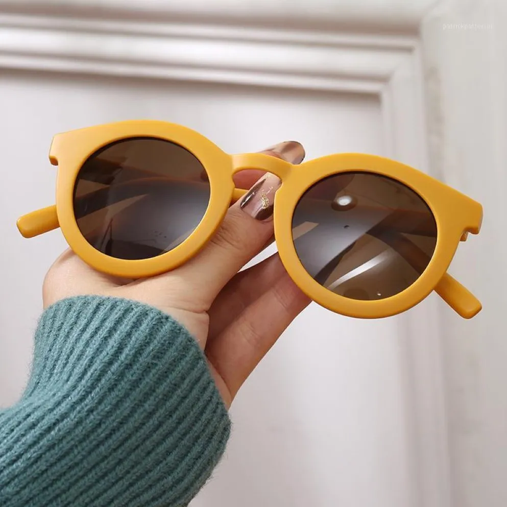 Sonnenbrille 7Color niedliche Kinder Familie Erwachsene Frauen 2021 Designermaterial Matte Gafas de Sol Dekorative Runde Objektiv UV400 189d