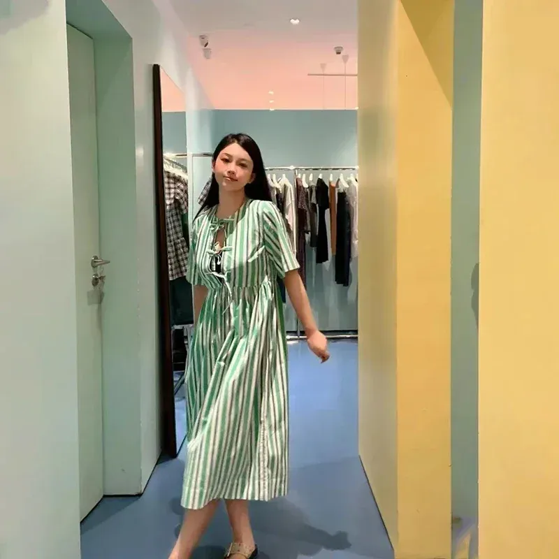 2024 printemps et été Green Stripe verticale noue rond Cotton Coton Fomes Robe de vacances