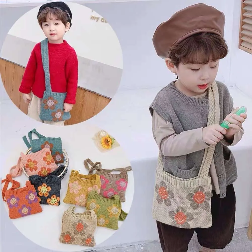 Netizen gleicher Stil Kinder lächelnder Gesicht Sonnenblumengestricke Baby ausgehende Dekoration Wolle One Schulter -Crossbody -Tasche 78% Fabrik Großhandel