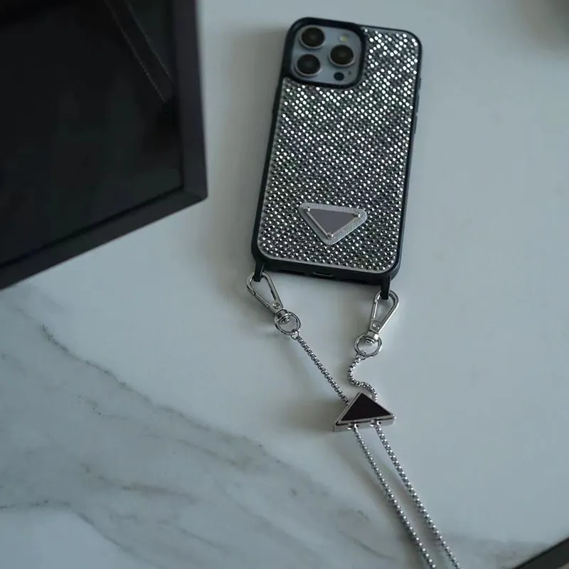 Designer Bling Rhinestone Case para Apple iPhone 15 Pro Max 14 13 Cadeias de diamante de luxo de luxo Cristão de ombro de ombro de ombro da tampa traseira Coque Fundas Silver