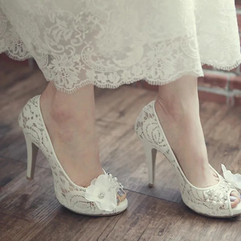 Kleiderschuhe luxuriöse weiße Spitze Peep Zeh Koren Hochzeitsmodeplattform Stiletto Ferse Braut Model Braut Braut
