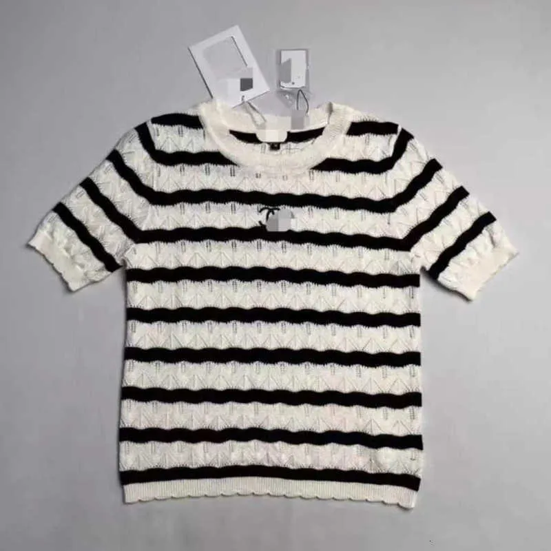 Damen-T-Shirt-Designer 2024 Frühlings-/Sommer Neuer Schwarz-Weiß-Streifen runden Nackenpullover Kurzarm Pendler Vielseitig T-Shirt 8au0