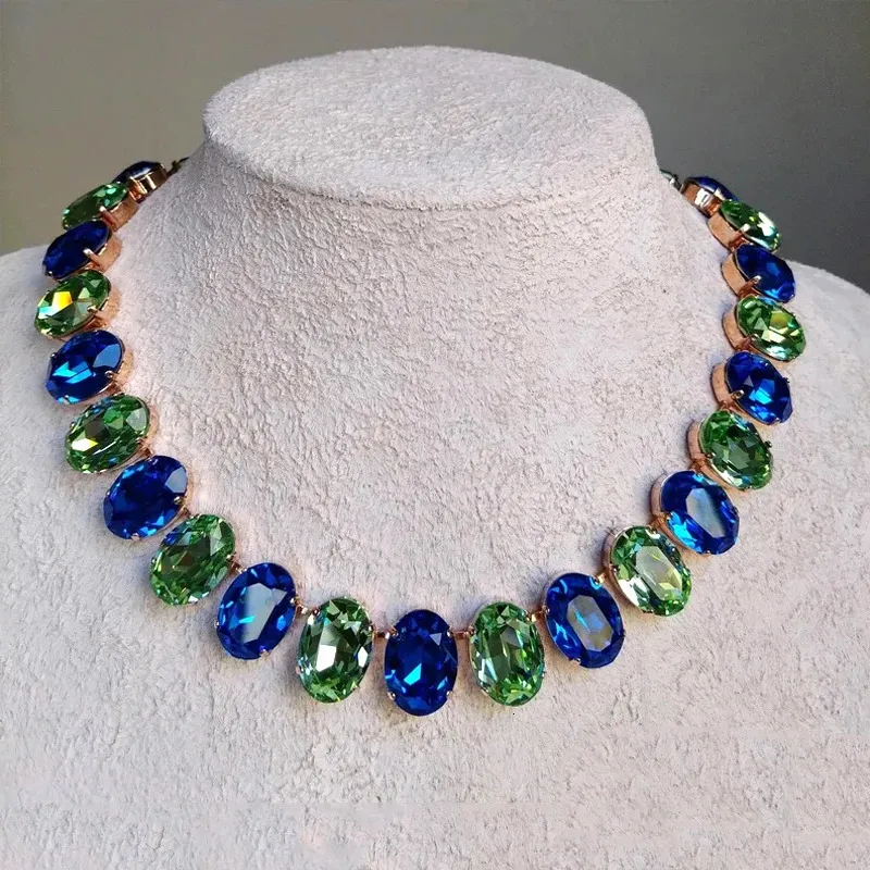 Exquis vintage ovale cristal en cuivre micro-collier incrusté à la main mélange en verre bleu clair clair et assortir le tour de cou cadeau 240428