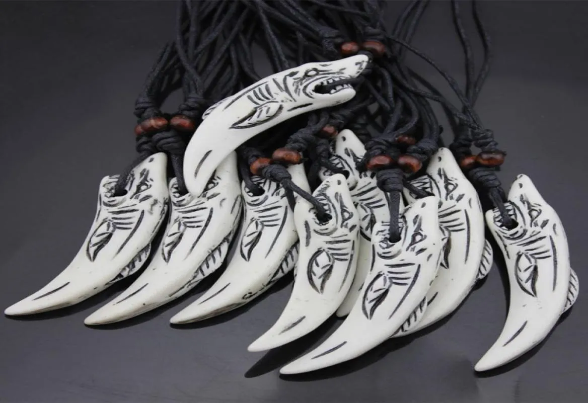 Al por mayor 12 piezas Faux Yak Yak Resina Tallado Pendientes de dientes blancos tallados Collares de gargantilla para hombres Mujeres regalos de surf MN1432022053