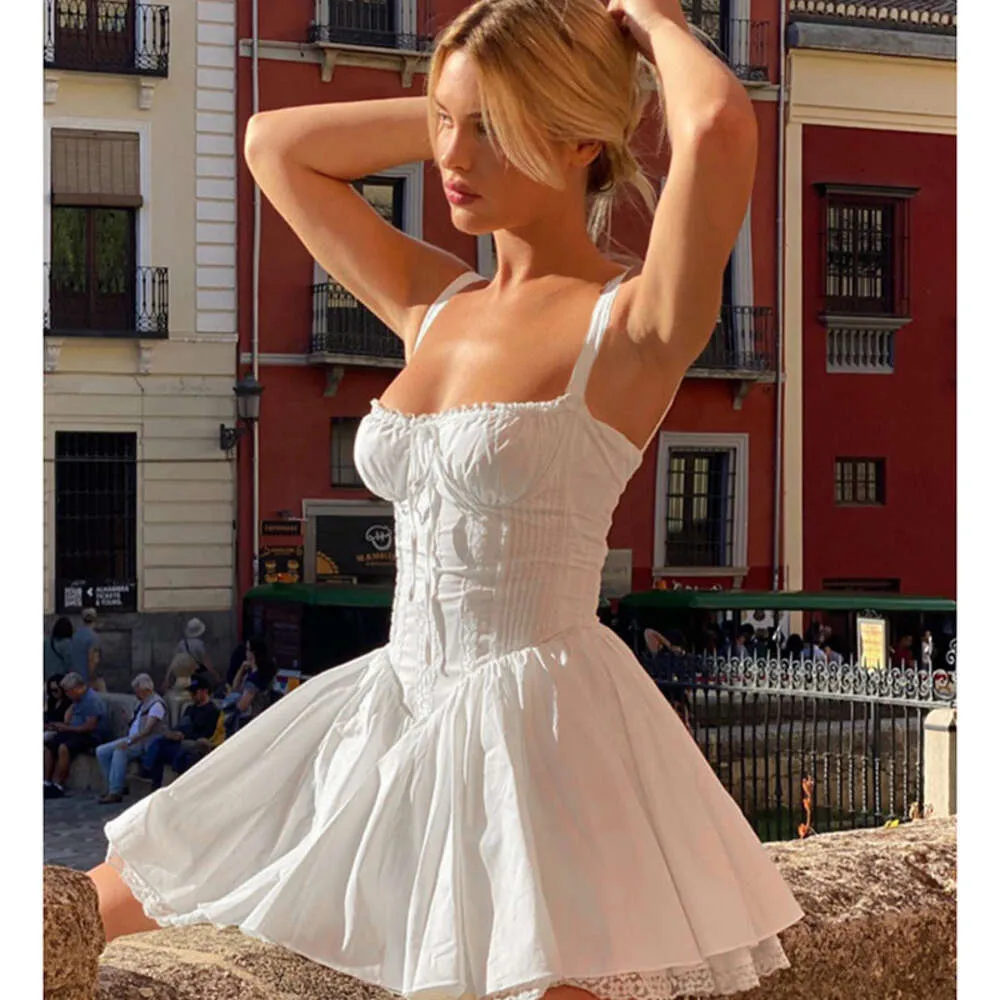Solide kleur sexy witte mini-ophangers jurk voor vrouwen laaggesneden slanke taille kant sweet sweet age-reducerende date jurk fz2405101
