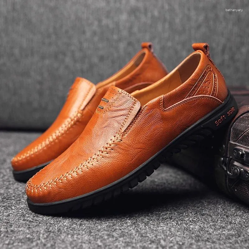 Sıradan ayakkabılar moda İngiliz tarzı erkekler deri yüksek kaliteli slip-on iş ayakkabı erkekler hafif dikiş açık hava için