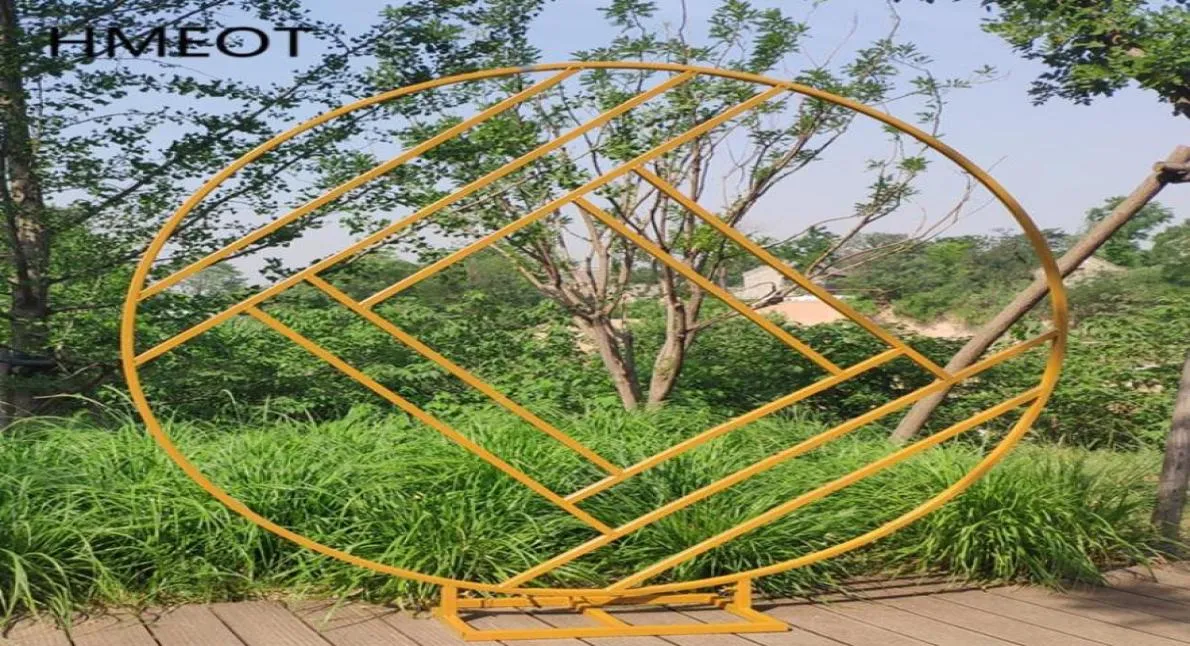 Décoration de fête de mariage arc arcs diamant rond géométris or fleur de fer forgé de fer extérieur pelouse en arrière-plan 9571890