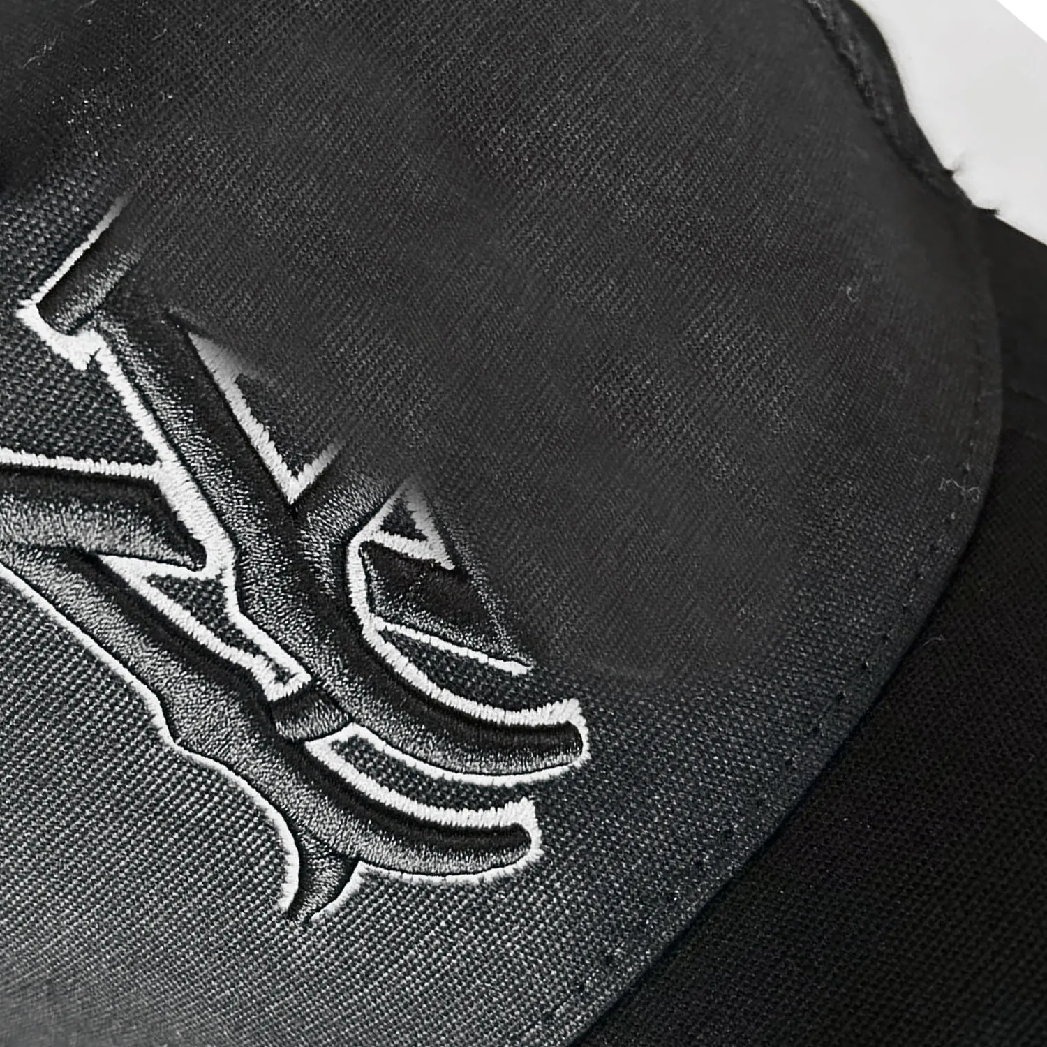 2024 NOWOŚĆ PROJEKTOWANY KOPIS BASABALOWY Trenda marki Hats Hats Design Bend Wave Caps Mężczyzna Hip Hop Visor Siatka Męska Femelle Cross Punk Baseball Hats