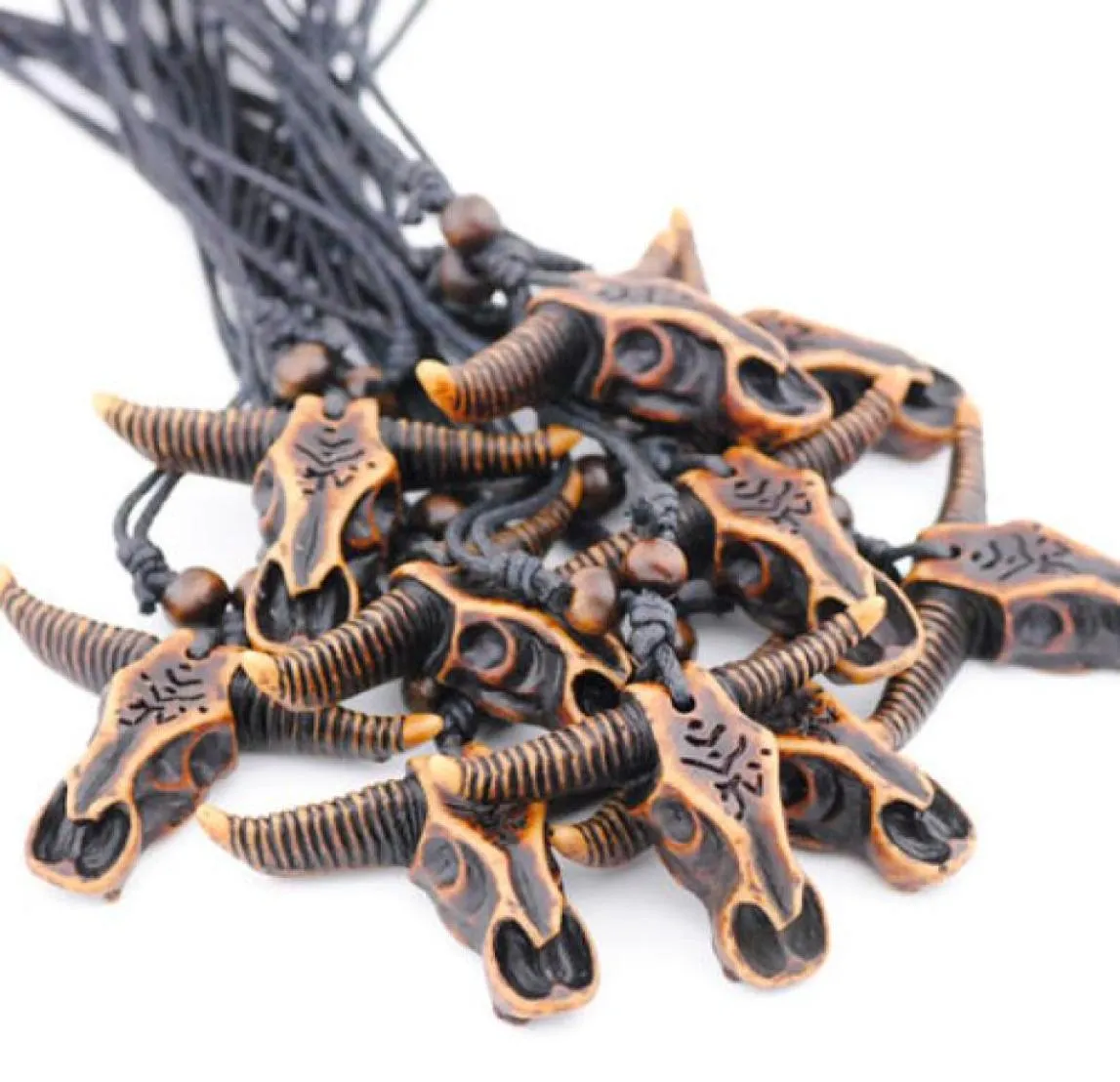 Schmuck Whole 12pcs Cool Boy Men039s Brown Simulation Knochenschnitzbullenkopf Schädel Anhänger Halskette Geschenk1220656