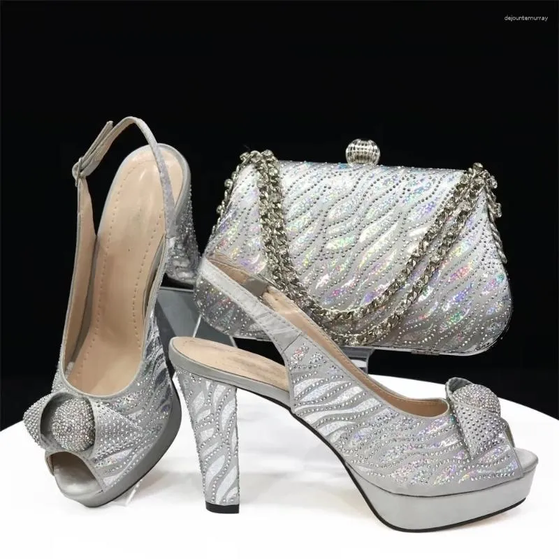 Chaussures habillées Silver Femmes et sac Ensemble Africain Ladies High Talons Sandales avec pompes de sac à main Sandales Femmes Sandalias de Mujer CR966